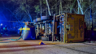 V Kopřivnici-Lubině havaroval kamion s kovovými svitky, hasiči řešili únik nafty do půdy