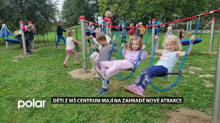Děti z MŠ Centrum v Dolní Lutyni mají na zahradě nové lanové centrum a týpí