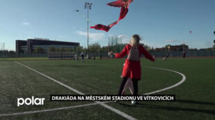 Tradiční drakiáda na Městském stadionu ve Vítkovicích přilákala desítky rodin s dětmi